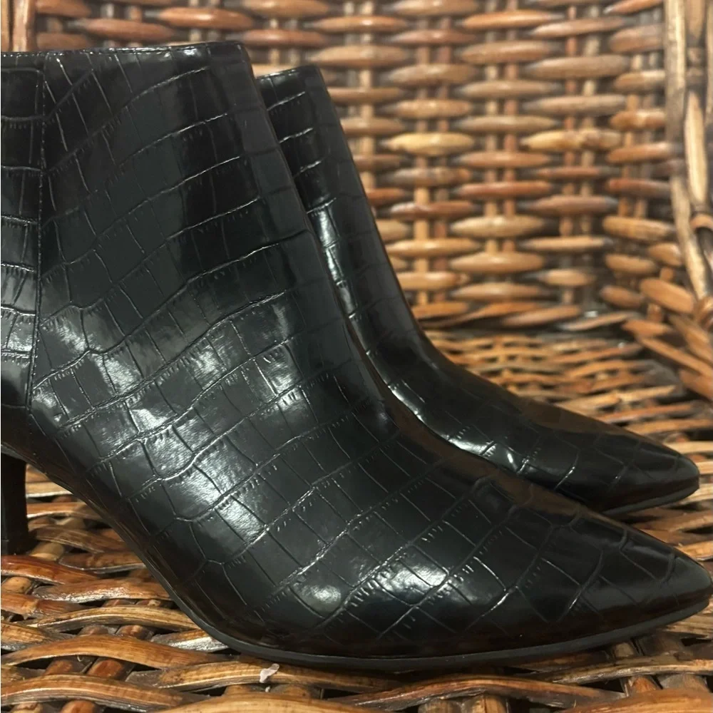AEROSOLES Black Croc-Patterned Ankle Booties in size 9.5. Great condition !